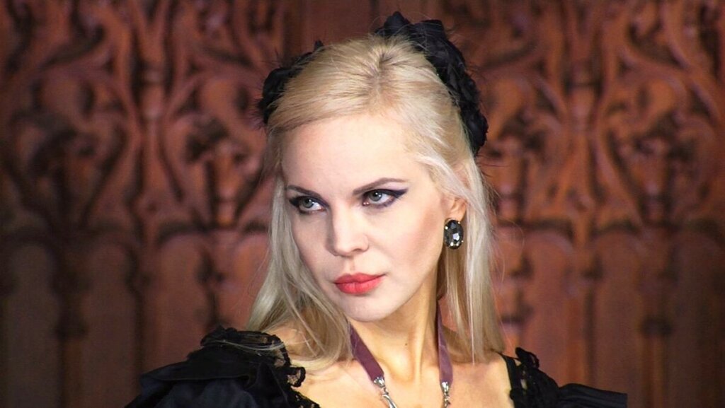 Тотальное одиночество и скандалы: что случилось со звездой «Битвы экстрасенсов» Джулией Ванг