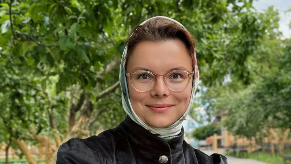 Театр, ужин и россыпь цветов: молодая жена Евгения Петросяна показала фото