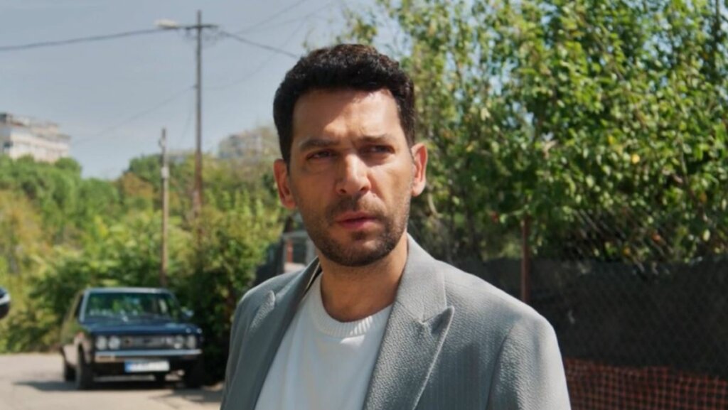 Турецкий актер Мурат Йылдырым впервые за долгое время показал подросшую дочь: «Папин носик»