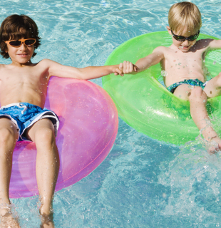 Дети купаются в бассейне