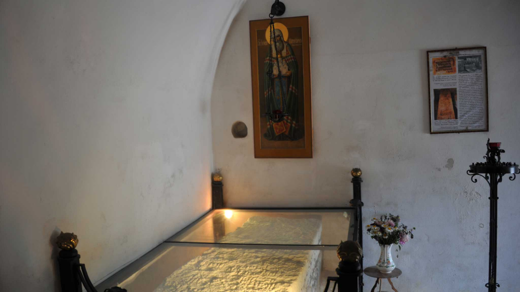 могила игумена иова в старице