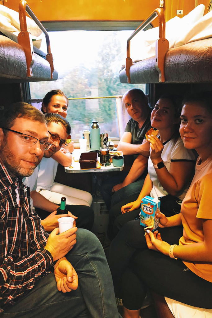 люди в купе