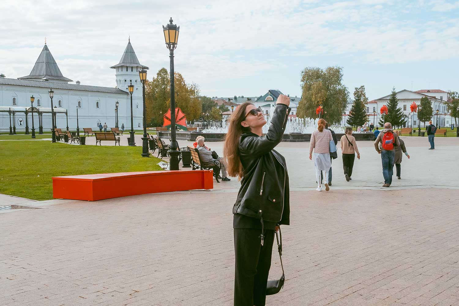 девушка делает фото