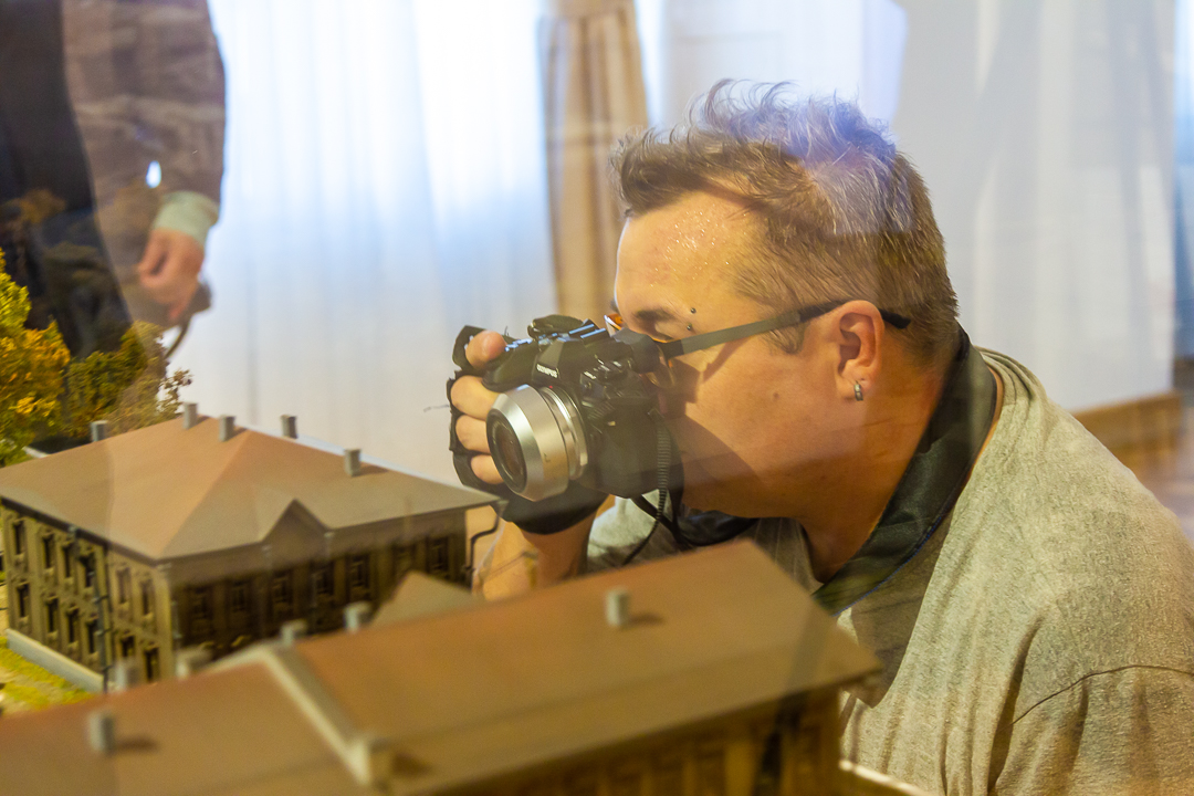 мужчина делает фото