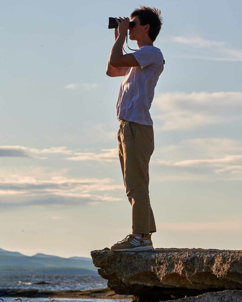 парень с биноклем