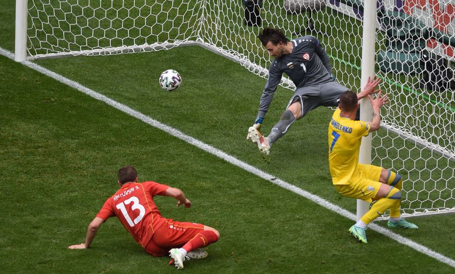 Мяч пересекает линию ворот сборной Северной Македонии после удара Андрея Ярмоленко. Фото: Reuters