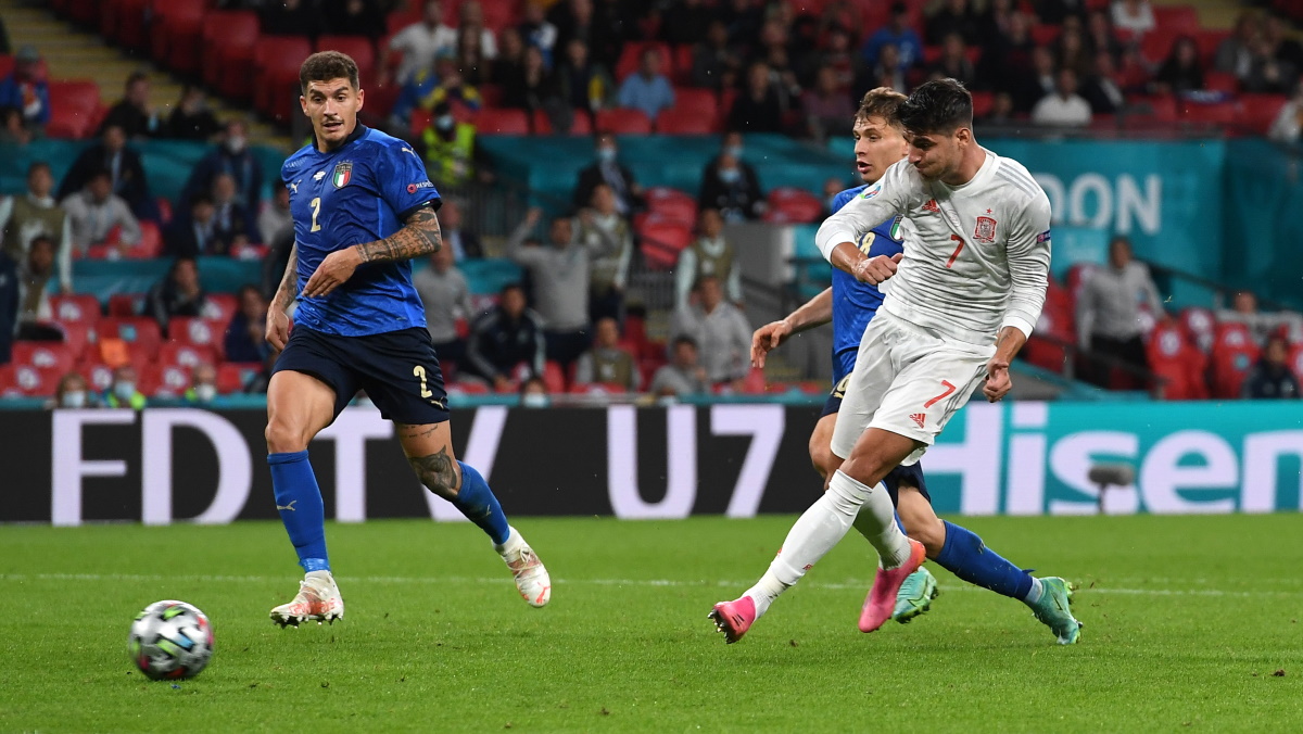 Альваро Мората забивает Италии с игры в полуфинале Евро-2020. Фото: REUTERS