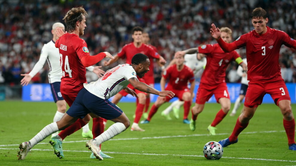 Фото момента пенальти в полуфинале Англия - Дания Евро-2020 7 июля 2021