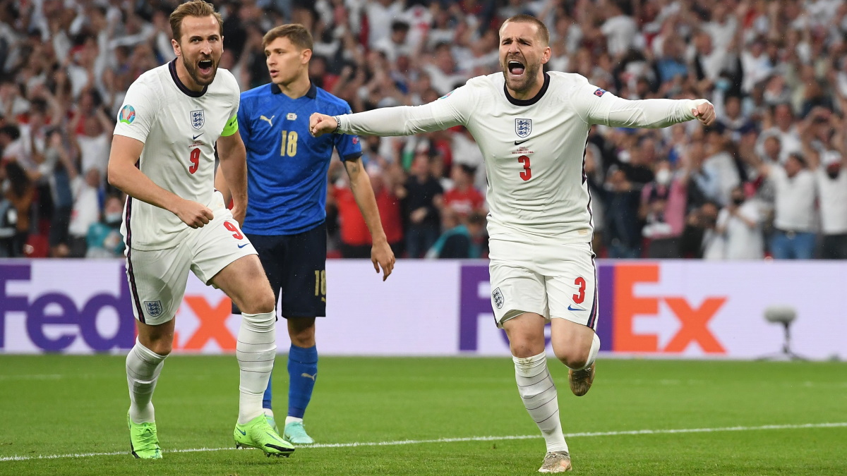 Харри Кейн в компании Люка Шоу празднует гол в финале Евро-2020. Фото: REUTERS