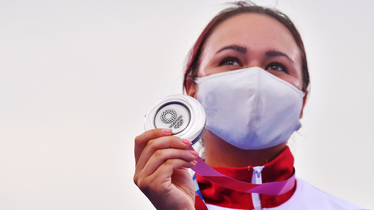 Россиянка Елена Осипова со своей серебряной медалью Олимпиады. Фото: REUTERS