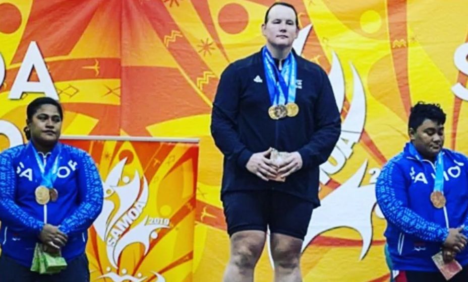 Новозеландский трансгендер Лорел Хаббард (в центре) стал пугающим символом Токио-2020. Фото: Лорел Хаббард