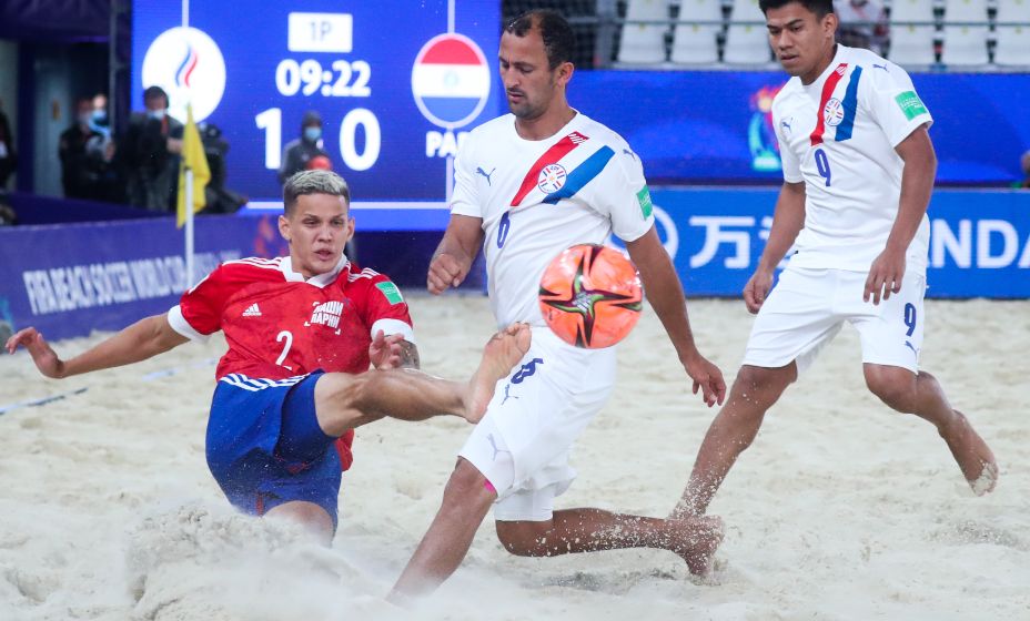 Сборная России по пляжному футболу атакует ворота парагвайцев. Фото: ТАСС