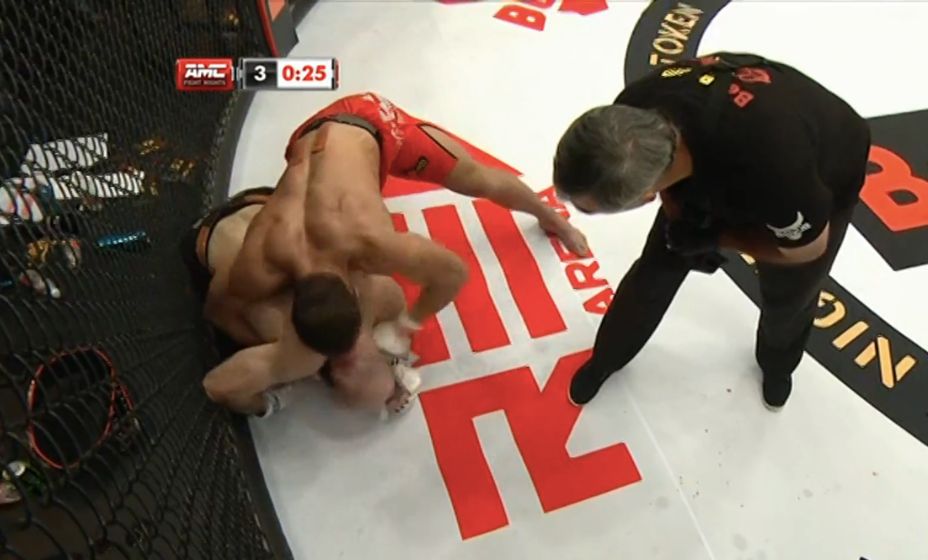 После этой серии удара Исмаилову потребовалась помощь врачей. Фото: Трансляция Матч ТВ