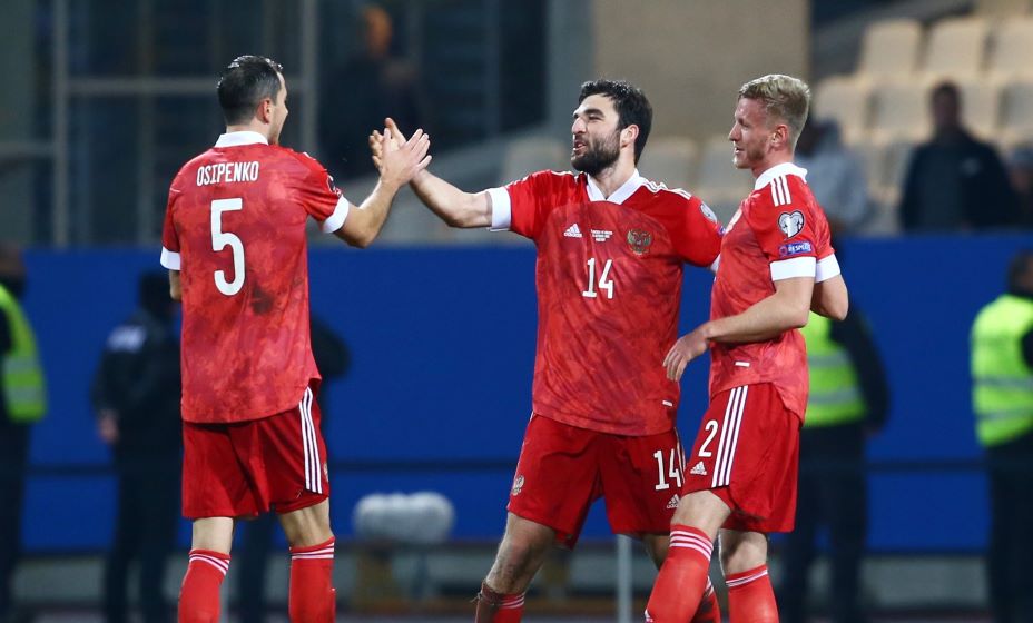 Герой матча против Словении Георгий Джикия принимает поздравления от партнеров. Фото: Reuters