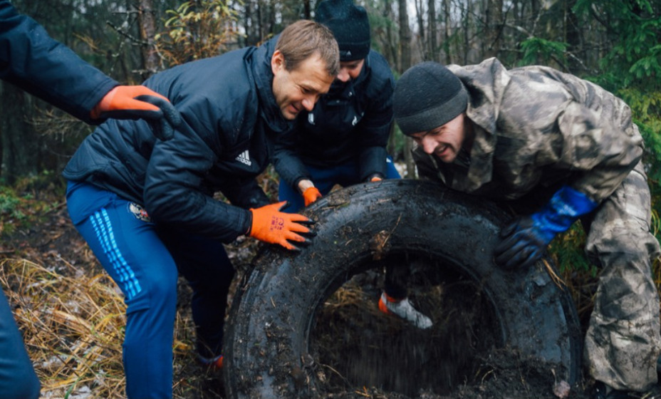 Экс-игроки сборной России собрали 9 тонн мусора. Фото: Официальный сайт РФС