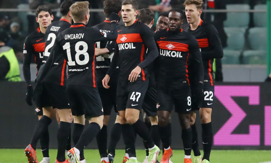 Игроки «Спартака» поздравляют Зелимхана Бакаева с забитым голом. Фото: Reuters