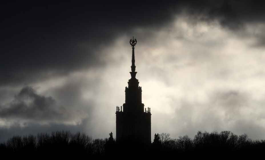 Так выглядит здание МГУ в сумерках. Фото: ТАСС