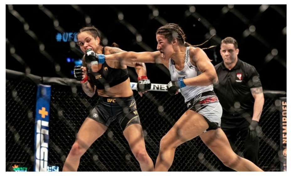 Американка Джулианна Пенья одержала сенсационную досрочную победу над Амандой Нуньес. Фото: Instagram UFC