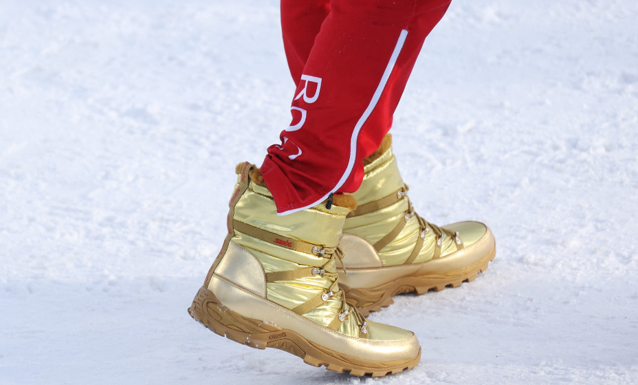 Ему можно все! Александр Большунов появился на церемонии награждения в золотых ботинках. Фото: Reuters