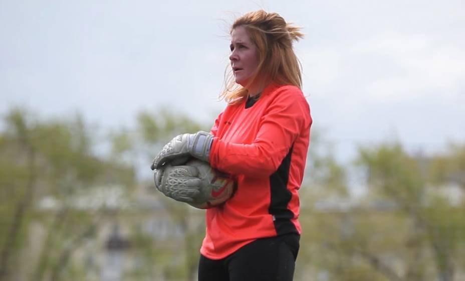 Парикмахер из Москвы полюбила футбол и стала вратарем. Фото: Андрей Минаев