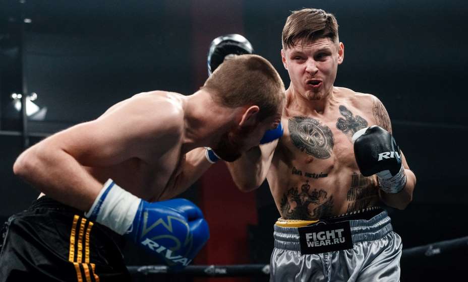 Боксер Войцеховский выделяется на ринге своими татуировками. Фото: RCC Boxing