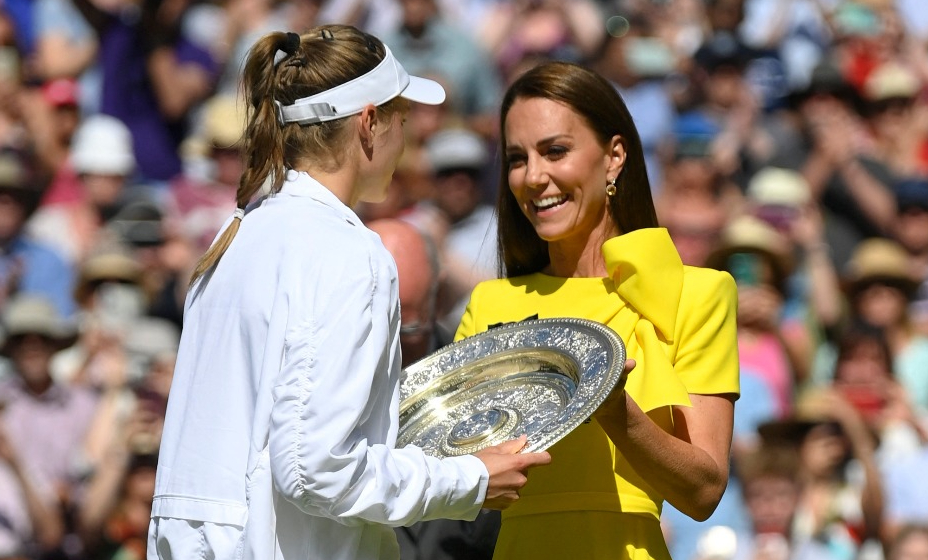 Герцогиня Кембриджская, в девичестве Кейт Миддлтон, любезно вручила москвичке Рыбакиной трофей за победу на Уимблдоне-2022. Фото: Reuters