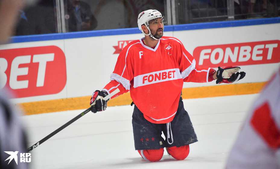 Александр Овечкин во время отдыха в России все равно выходит на лет. Фото: КП