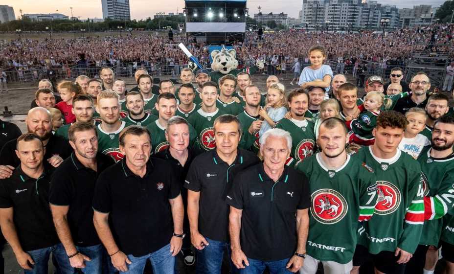 В «Ак Барсе» создали дрим-трим с тренером Олегом Знарком и звездами Радуловым. Шипачевым и Войновым. Фото: ВК «Ак Барс»