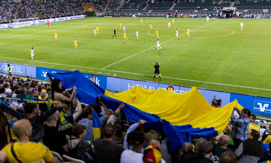 Украинская болельщица пронесла на матч ЛЕ в Ларнаке антироссийский баннер.
Фото: Global Look Press