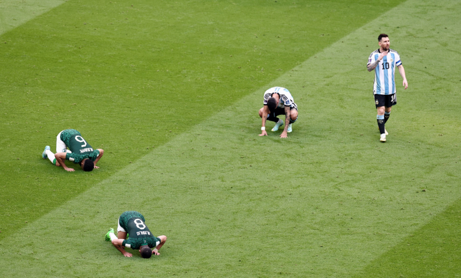 Игроки Саудовской Аравии напрасно так преклонялись перед Месси. Фото: REUTERS 
