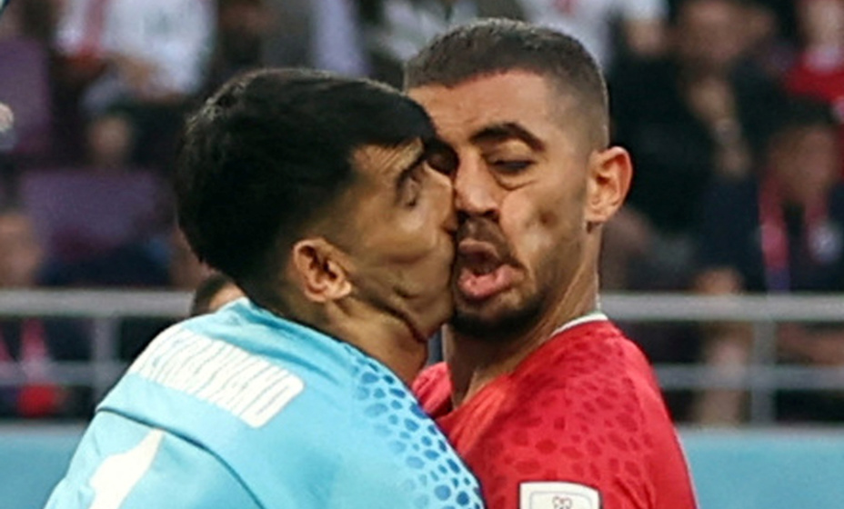 Жуткое столкновение вратаря и защитника сборной Ирана. Фото: REUTERS