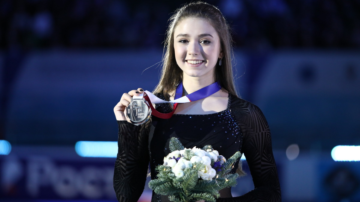 Фигуристка Камила Валиева на церемонии награждения после чемпионата России. Фото: Мария ЛЕНЦ