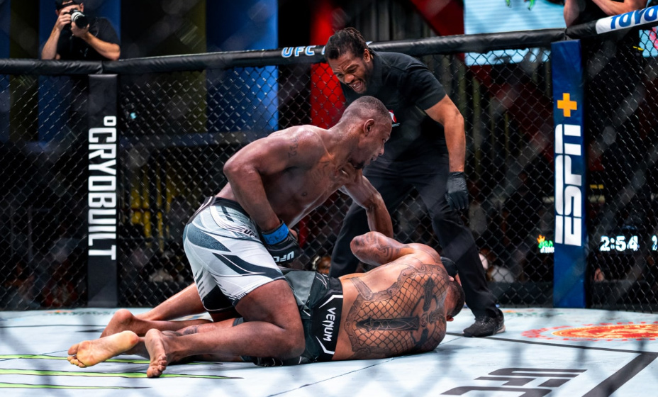 Джамал Хилл завоевал титул чемпиона UFC в полутяжелом весе и отправил Гловера Тейшейру на пенсию. Фото: UFC Russia