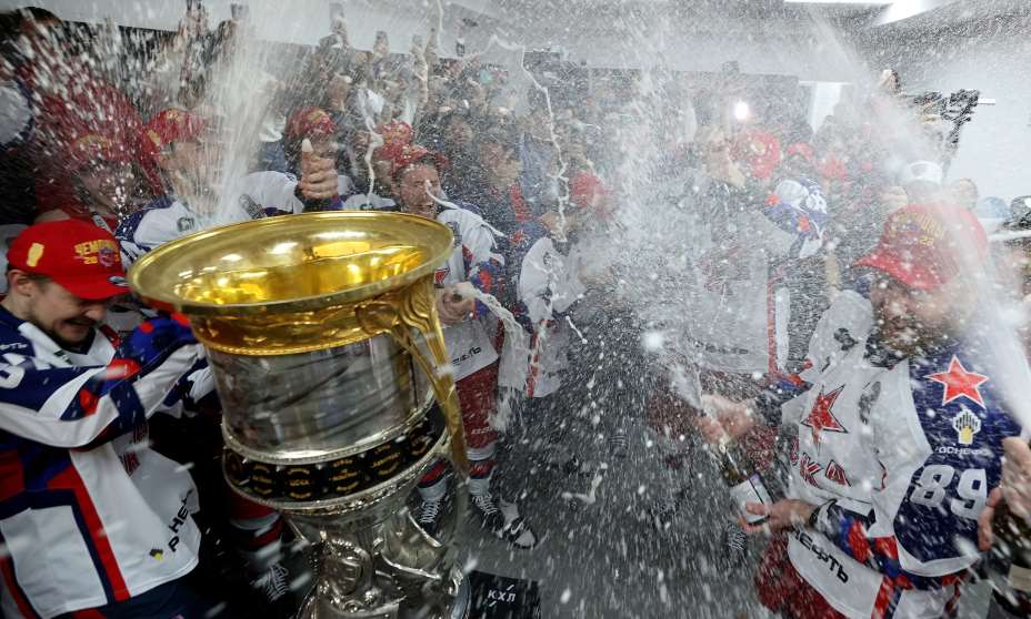 Кубок Гагарина в чемпионской раздевалке ЦСКА. Фото: ВК ХК ЦСКА