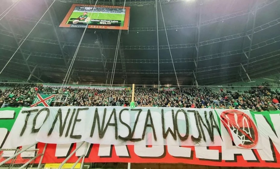 Футбольные фанаты в Польше выступили с неожиданными лозунгами. Фото: соцсети 
