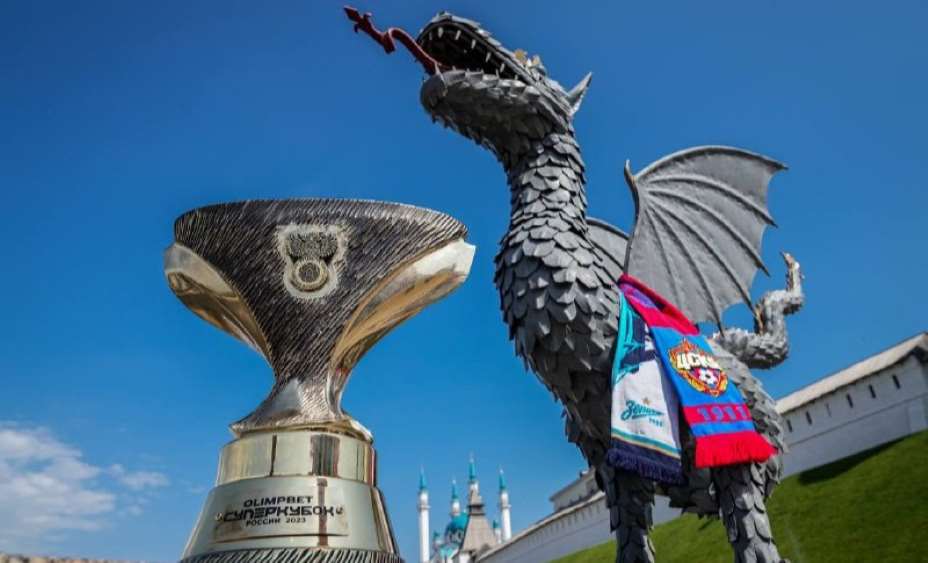 В столице Татарстана Суперкубок России объехал все знаковые места города, побывав и в гостях у дракона Зиланта – мифологического символа Казани. Фото: РФС