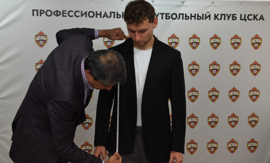 По традиции каждый Джентльмен года в качестве приза получает сшитый на заказ смокинг. Первые примерки уже состоялись. Фото: Иван Макеев, КП