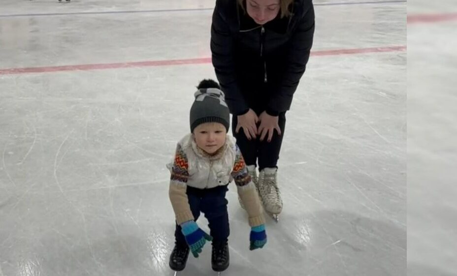 Арсений Плющенко встал на коньки в три года. Фото: Telegram-канал Яны Рудковской