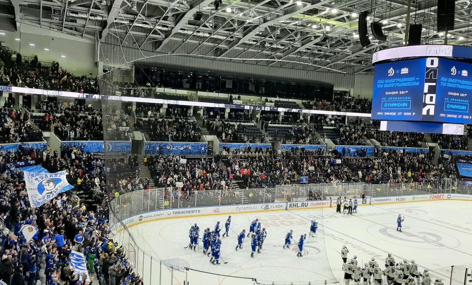 Динамовцы вышли на первое место в чемпионате КХЛ за тур до финиша регулярного турнира. Фото: Денис Вдовин
