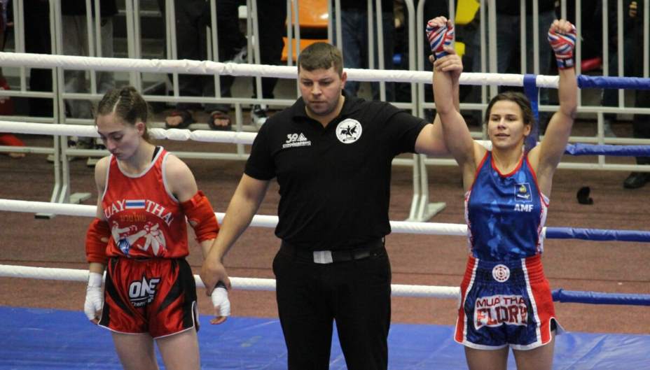 Анна Цомартова (слева) сразу после поражения на соревнованиях. Фото: Федерация муайтай России