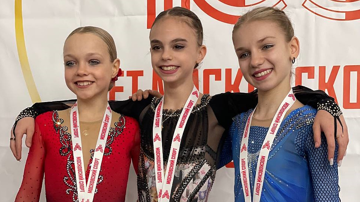 Фигуристка Валерия Лукашова с Еленой Костылевой и Аленой Приневой после первенства Москвы. Фото: Телеграм-канал фигуристки Валерии Лукашовой