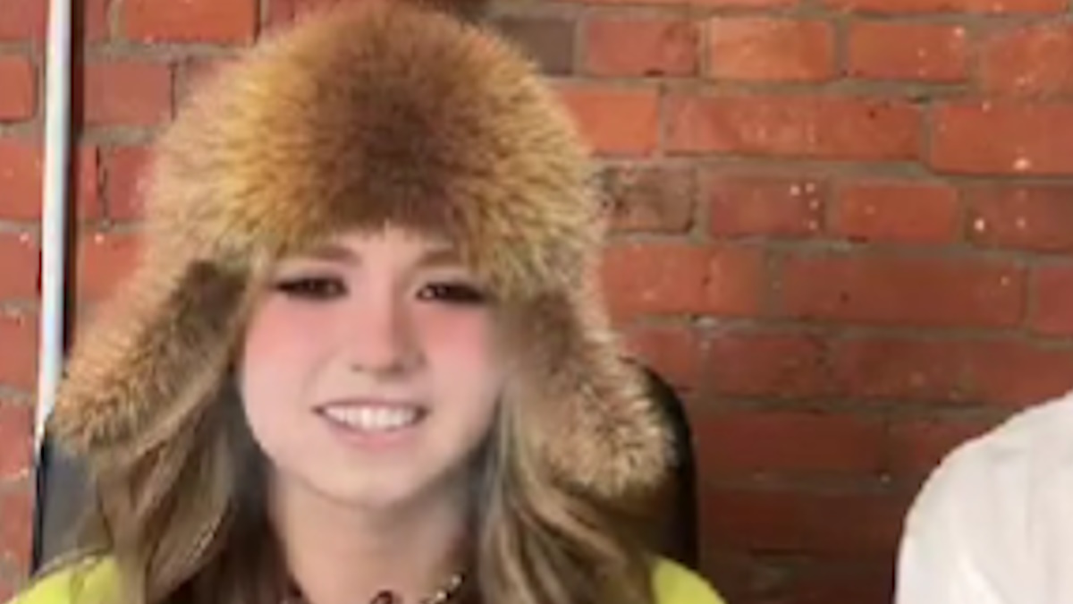 Камила Валиева во время трансляции в китайском Douyin. Фото: стоп-кадр прямого эфира трансляции