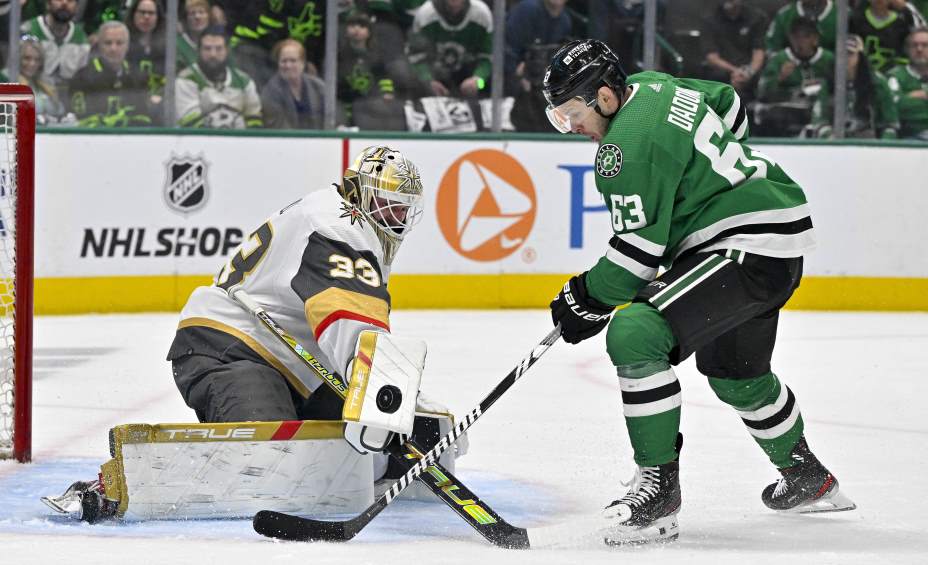 Нападающий «Далласа» Евгений Дадонов атакует ворота «Вегаса». Фото: Reuters