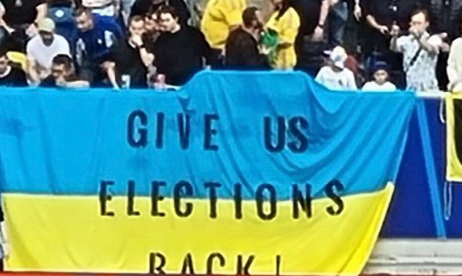 Украинцы вывесили баннер про выборы на Евро, снимок экрана