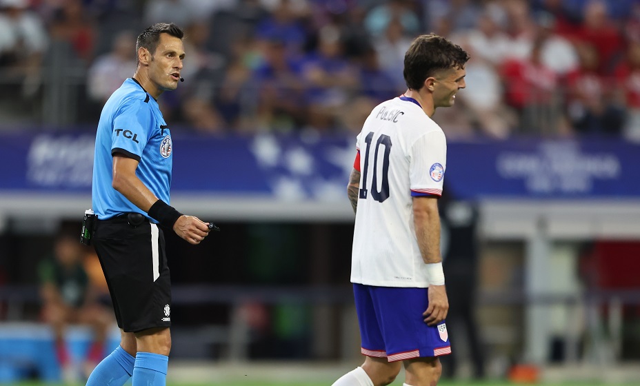 Арбитр отказался жать руку Пулишичу после матча сборных США и Уругвая на Кубке Америки. Фото: Global Look Press