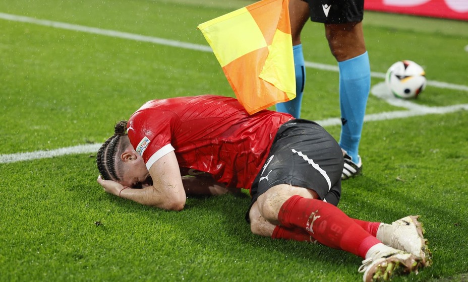 Фанаты травмировали игрока сборной Австрии, фото соцсети