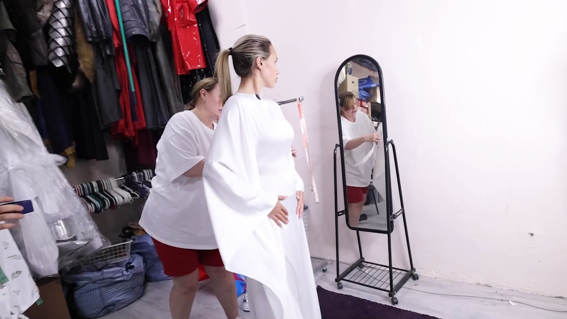 Алина Загитова на примерке. Фото: стоп-кадр видео