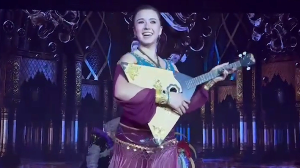 Камила Валиева на льду в Сочи в шоу. Фото: стоп-кадр видео пресс-службы шоу Татьяны Навки.