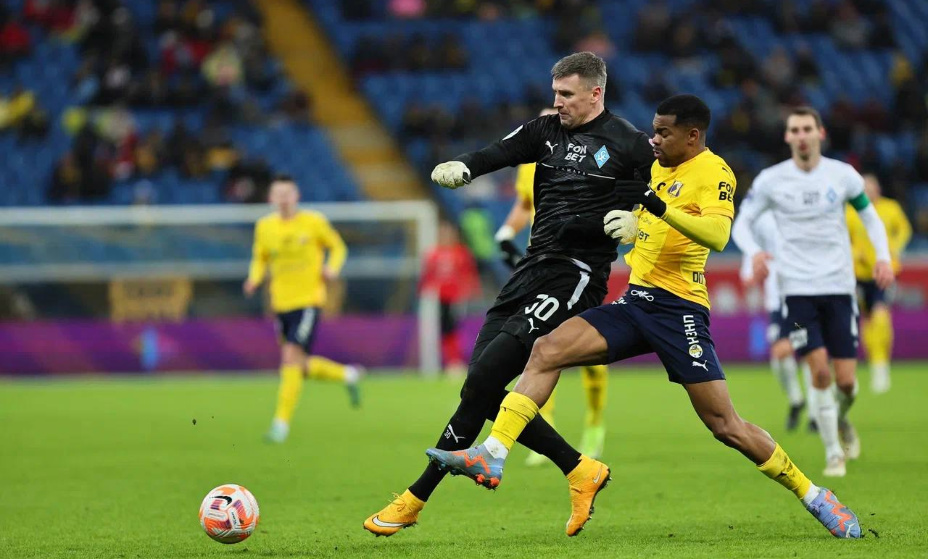 Вратарь Песьяков занимался делами полевых игроков. Фото: ФК