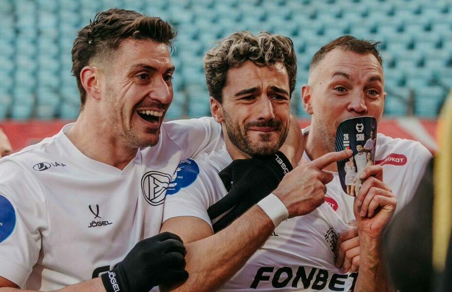 Дзюба отдал Эсковалу приз лучшему игроку матча. Фото: ФК «Акрон»